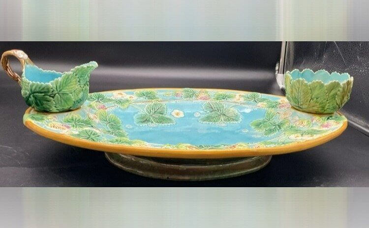 Platos para fresas «Majolica» de George Jones: valen más de 3.500 dólares por su ingenioso diseño victoriano y sus brillantes esmaltes en tonos joya
