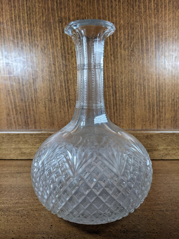 Decantadores de cristal «Harcourt» de Baccarat: valen más de 2.200 dólares por su presencia imponente y arquitectónica en un carrito de bar moderno