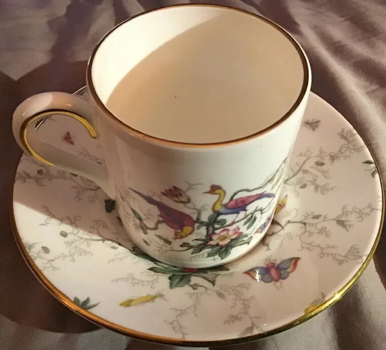 Tazas de café «Jeweled» de Coalport: valen más de 1.100 dólares por su intrincado diseño de «gemas en forma de cuentas» sobre porcelana fina de hueso