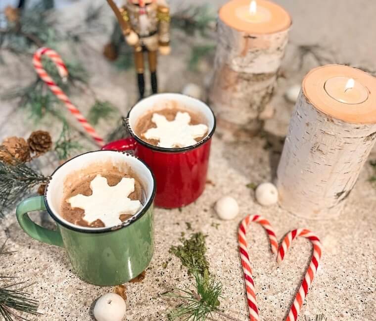 Предварительно заморозь взбитые сливки для горячего какао