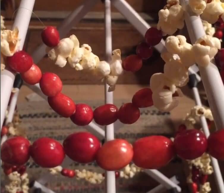 Возьми зубную нить, чтобы сделать гирлянду