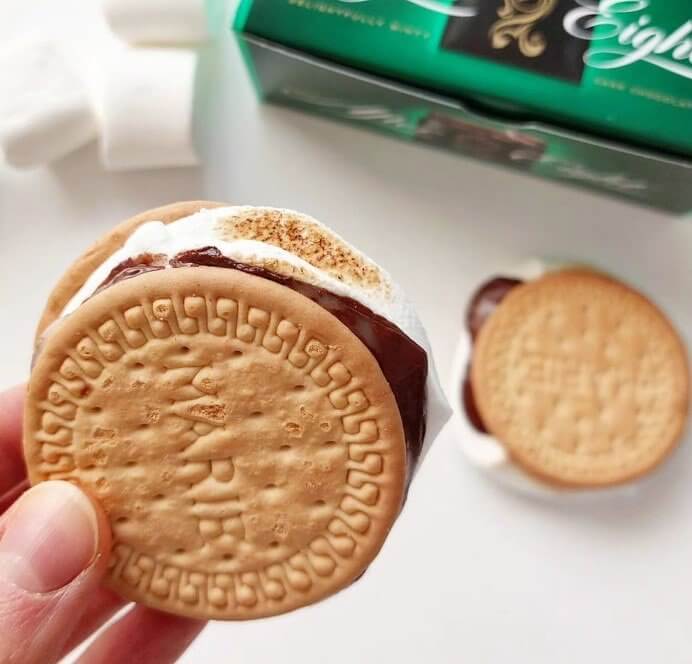 Используй свечу, чтобы сделать S'mores