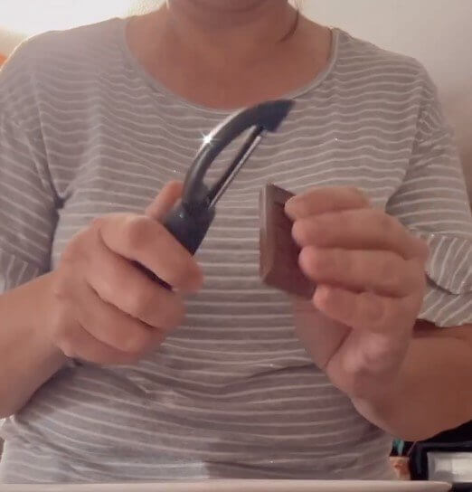 Используй пилер, чтобы сделать легкие шоколадные завитки