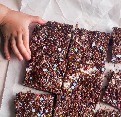 Добавь немного горячего какао в свои квадратики рисового печенья