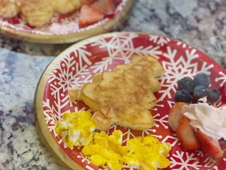 Используй формочки для печенья, чтобы приготовить праздничные блины