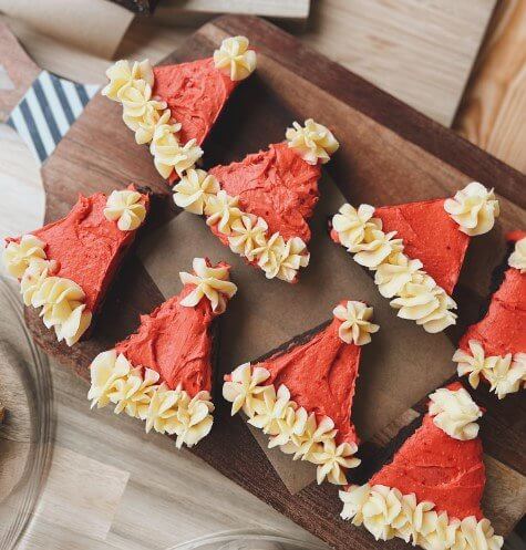 Используй формочки для печенья, чтобы сделать праздничные пирожные