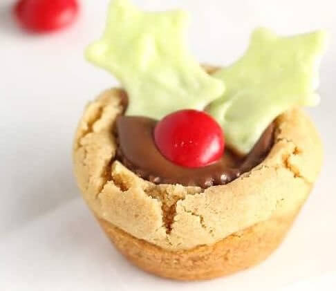 Испеки несколько чашек печенья Холли