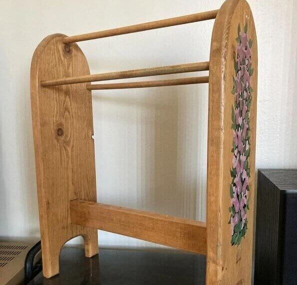 Wooden Quilt Rack with Floral Design