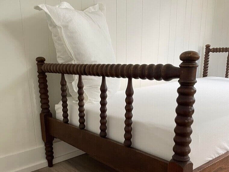 Timeless Spindle Beds for a Classic Touch