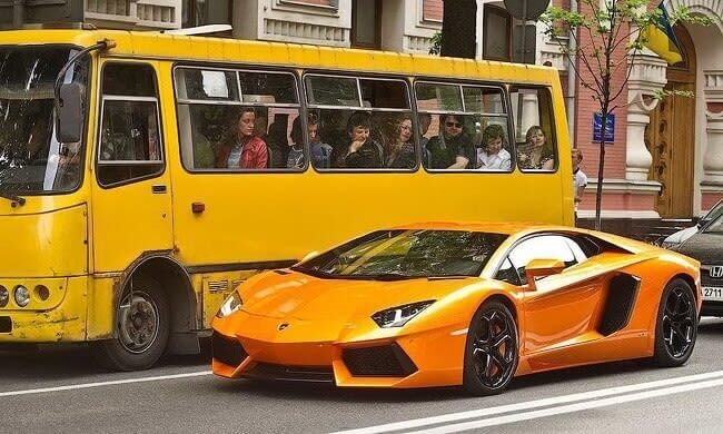 "左手には不愉快なスポーツカーが見える"