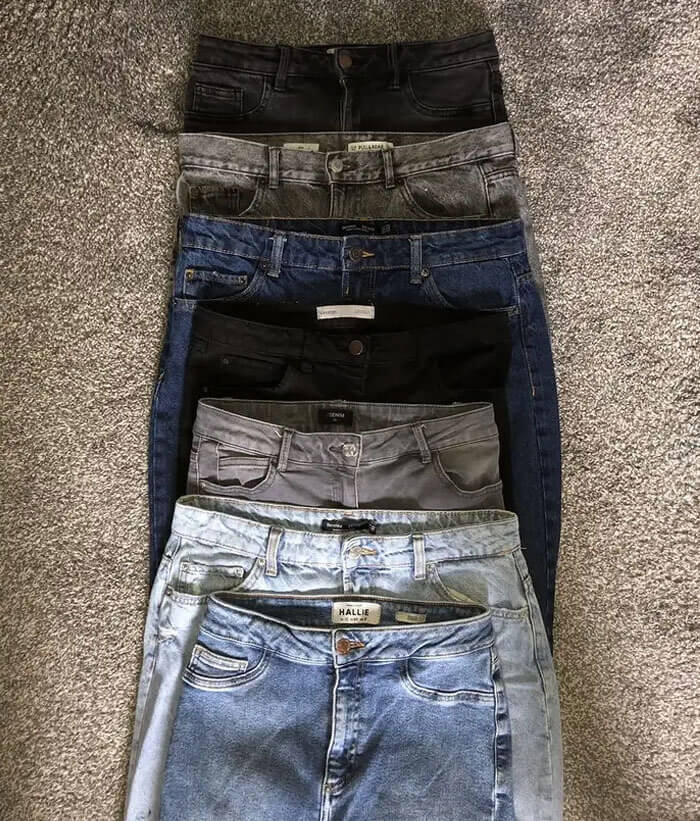 Cada par de jeans retratado é tamanho 12