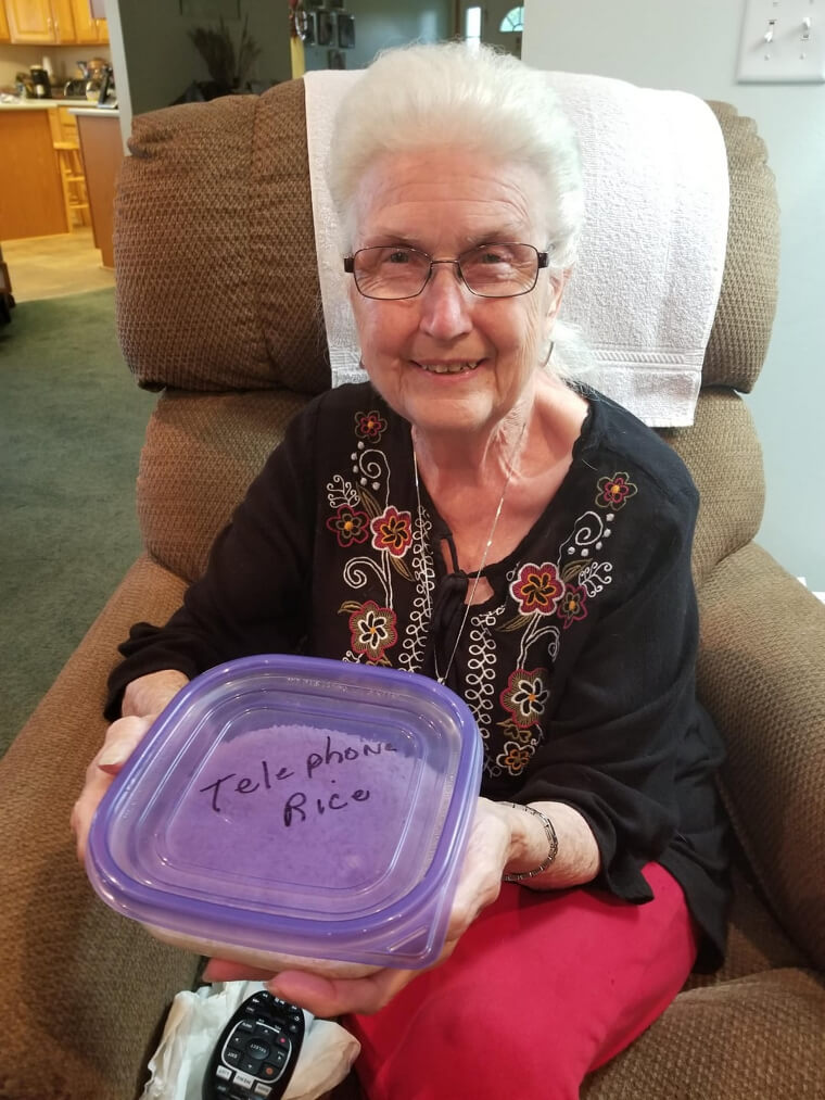 Coloque esse telefone molhado no arroz imediatamente