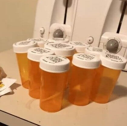 Transforme seus frascos de pílulas vazios em recipientes de especiarias