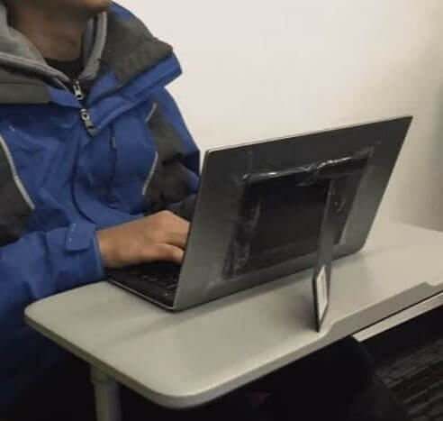 Use as costas de um porta-retratos como suporte para o seu notebook