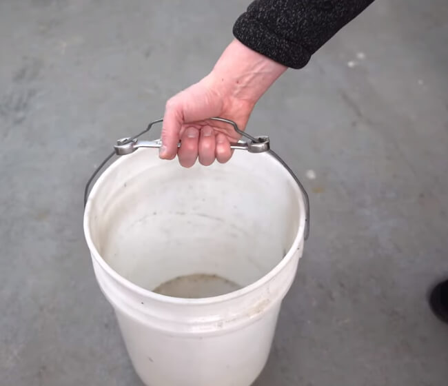 Chaves são úteis para levantar baldes pesados