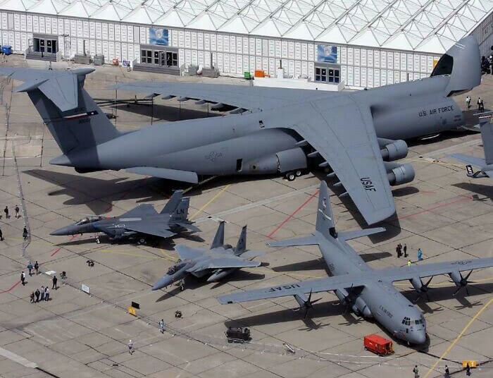 L'avion militaire Papa Bear utilisé pour transporter des hélicoptères, des chars et d'autres avions