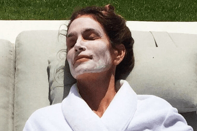 Cindy Crawford Sprays Milk On Her Face As A Moisturizer