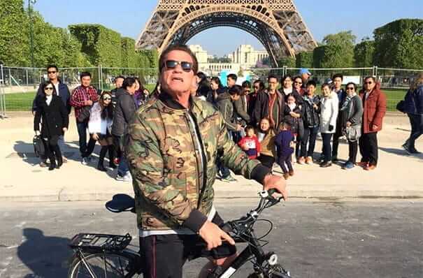 Arnold Schwarzenegger Casually Stopping Right In Front Of This Group Photo