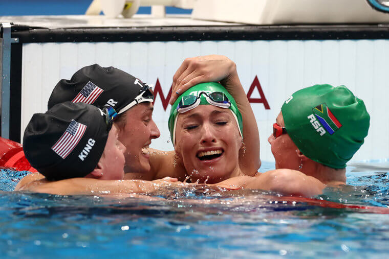 Tatjana Schoenmaker’s Opponents Hug Her as She Wins Gold