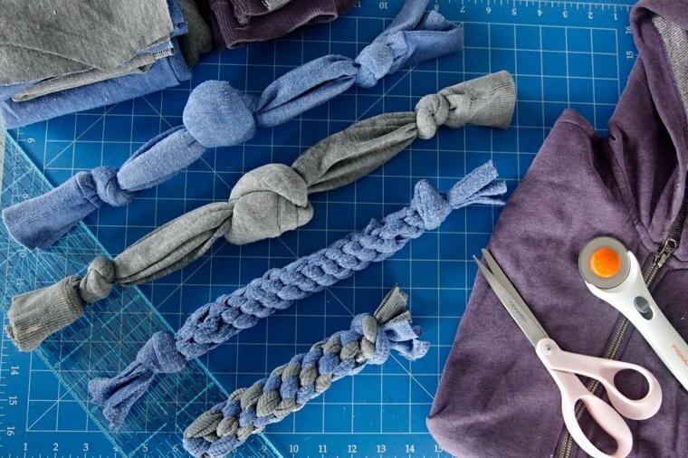 Reaproveite roupas velhas como brinquedos de cachorro