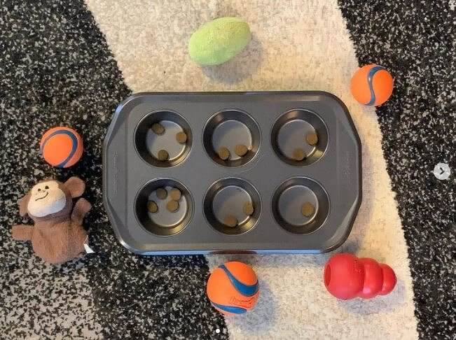 Uma bandeja de muffins como entretenimento