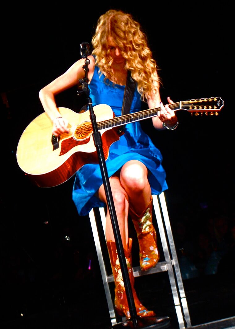 Taylor Swift's Late 2000s Tight Blonde Ringlets Curled With a Tiny Iron Barrel