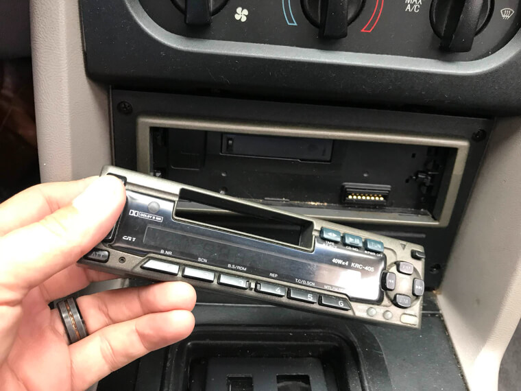 Esconde la placa frontal de tu equipo estéreo para disuadir a los ladrones