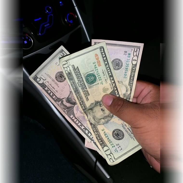 Nunca dejes dinero visible dentro de un coche