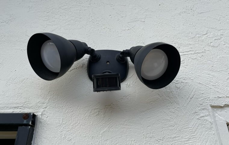 Las luces de movimiento pueden protegerte contra los robos