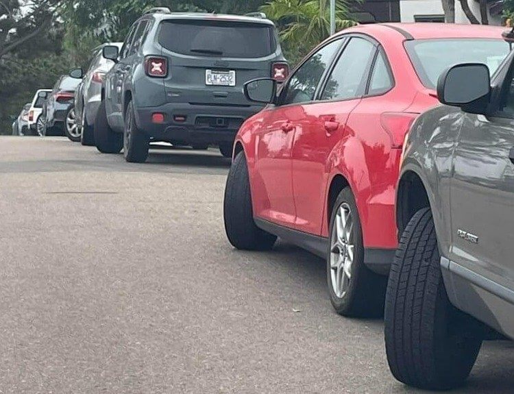 Gira las ruedas hacia un bordillo para dificultar las escapadas