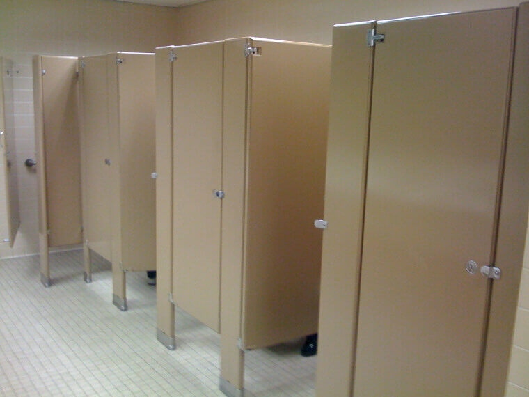 アメリカのトイレの個室はプライバシーが十分ではない