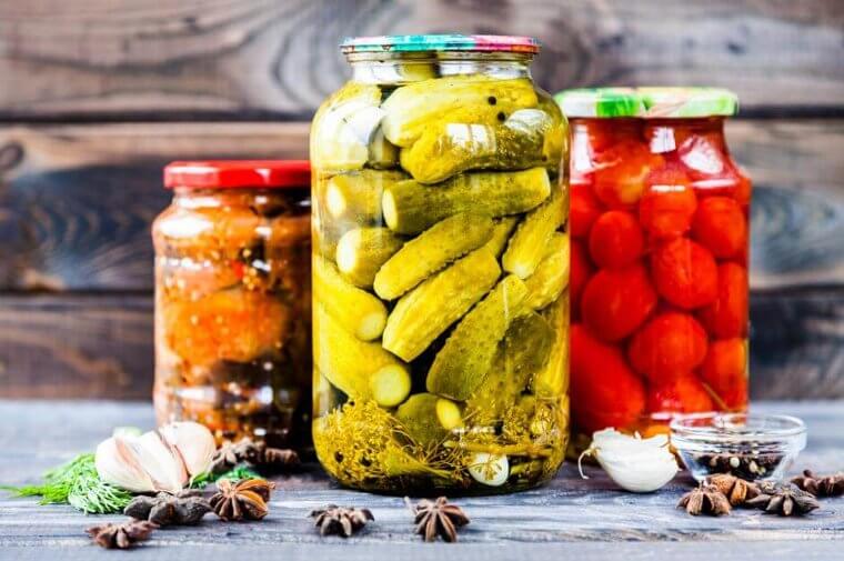 Pickled Vegetables: The High Acid and Salt Content Already Preserve the Jar While Cold Air Dulls the Brine’s Flavor
