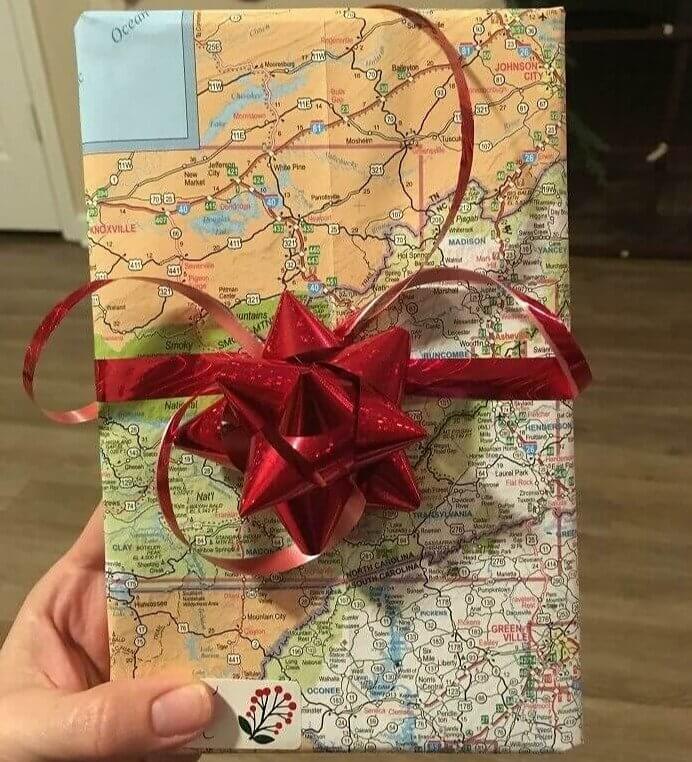 Mapas descartados são ótimos papéis de embrulho