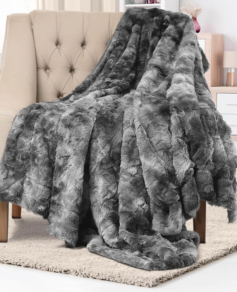 Everlasting Comfort Throw Blanket - Soft & Cozy Faux Fur Delight - Now 36% Off!
