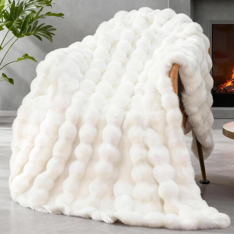 Faux Fur Throw Blanket - Cozy, Stylish, and Soft - Now 25% Off!