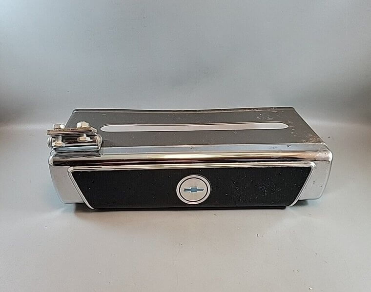 Ein Spender für Taschentücher im Auto