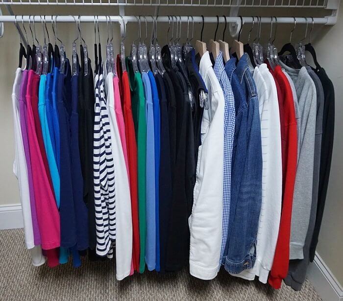 Lass deine Garderobe außerhalb der Saison zu Hause, um Platz zu sparen