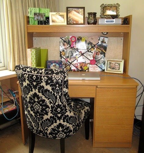 Vergrößere den Schreibtisch und den Stauraum mit einem Hutch im Schlafsaal