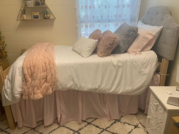 Verwende eine Bettschürze, um Stauraum unter dem Bett zu verdecken