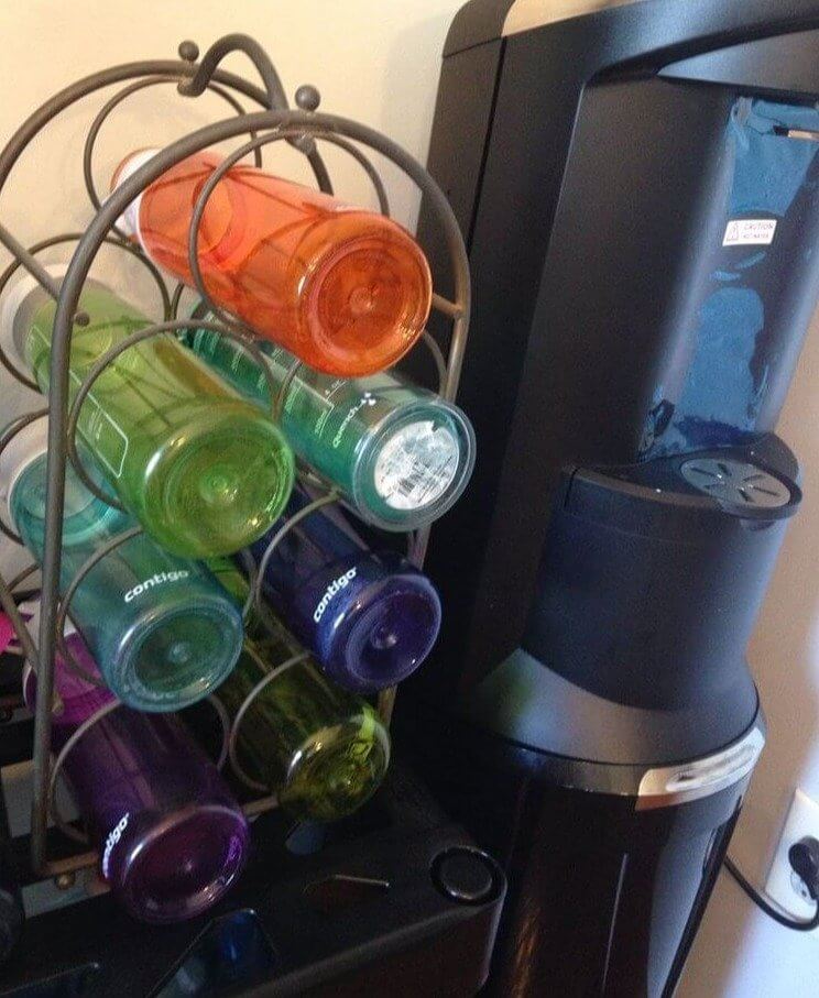 Verwende ein Weinregal, um deine Wasserflaschen und Tassen sicher aufzubewahren