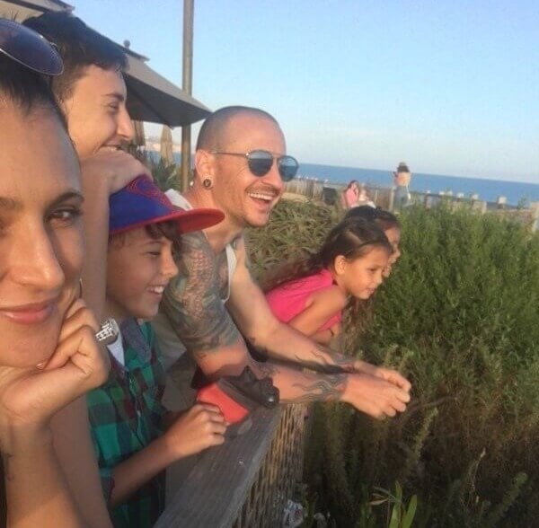 Chester Bennington With His Wife And Children