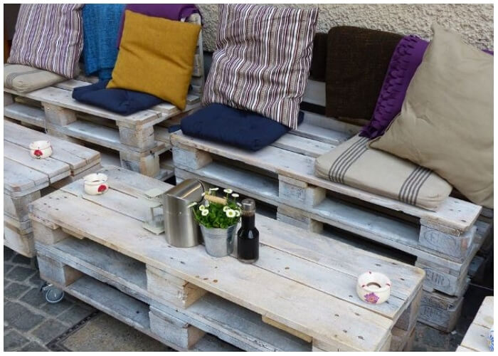 Add Some Pallet Furniture To An Outdoor Space