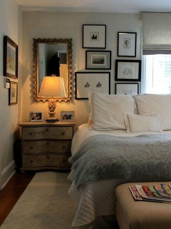 Faça com que um quarto pareça maior e mais iluminado posicionando um espelho atrás do abajur