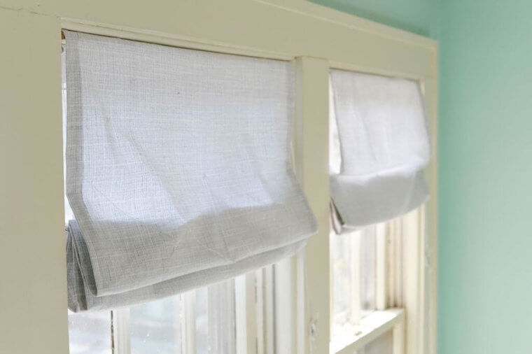 Crie cortinas romanas com persianas