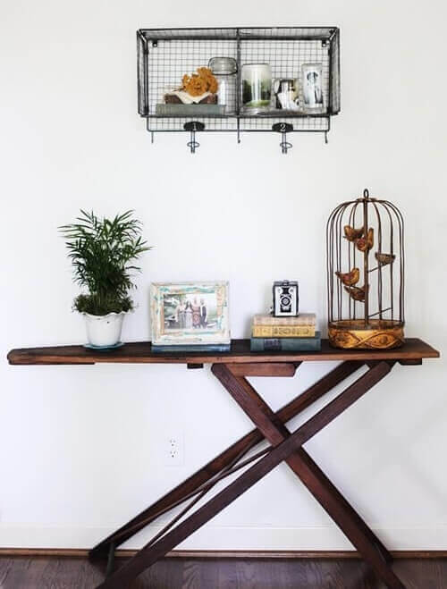 Faça uma mesa com uma tábua de passar roupa
