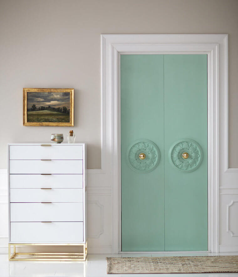 Use medalhões para decorar as portas