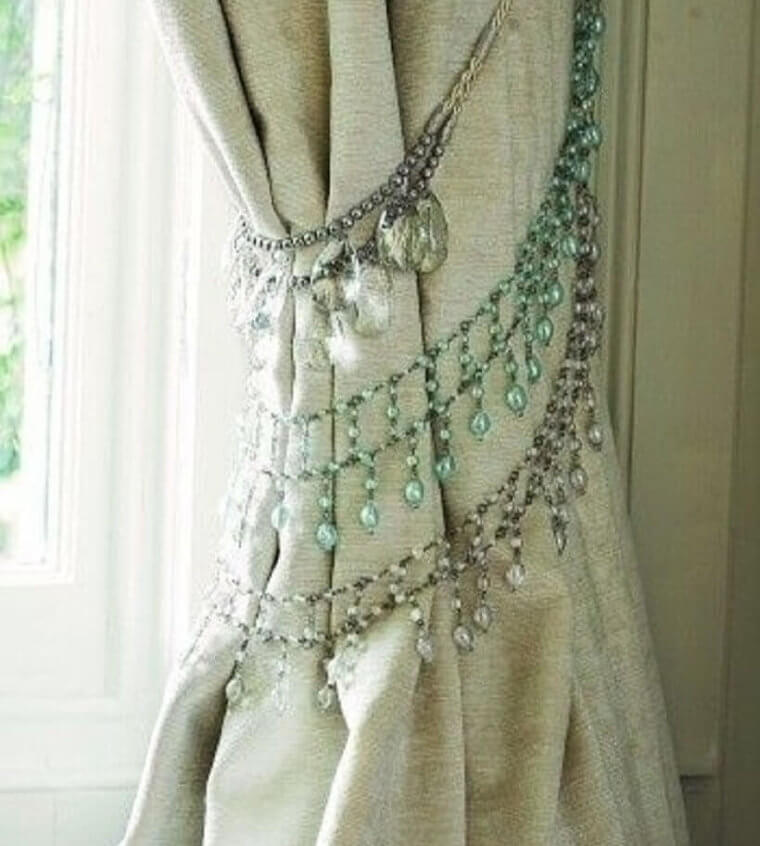 Use um colar velho para amarrar as cortinas