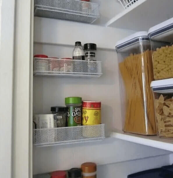 Use cada espaço de sua despensa usando organizadores de gavetas