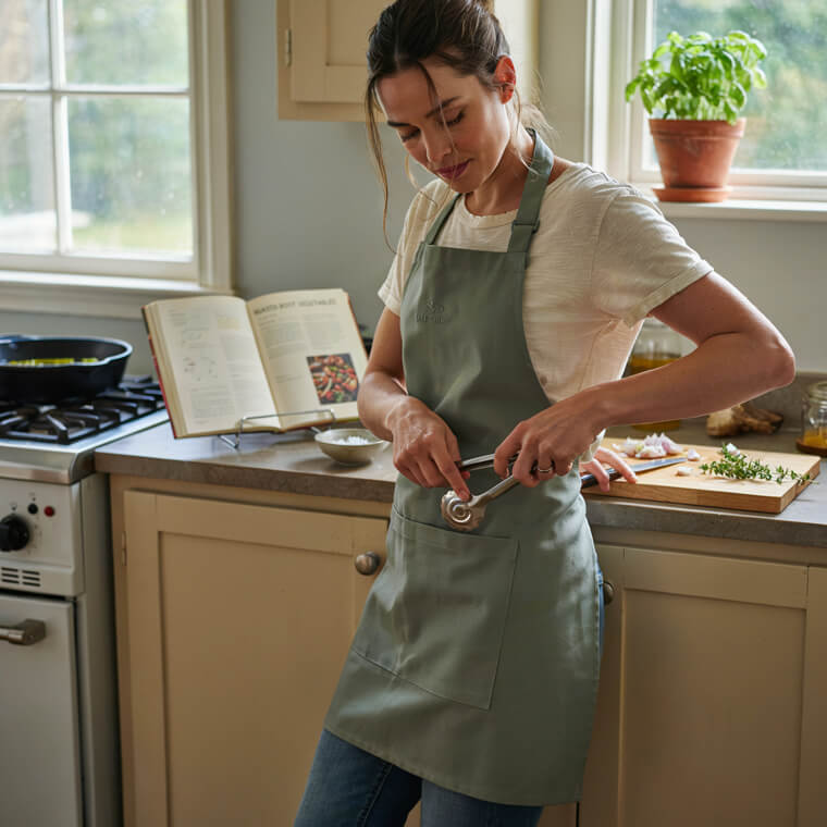 Kitchen Tongs: Tap Them Against Your Hip To Unlock The Mechanism