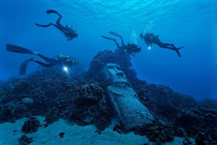 Relaxando Debaixo D'água Com Esta Estátua De Moai Da Polinésia